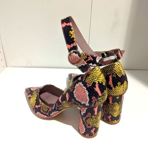 Deltan, size 10, pink black yellow and white - Picture 3 of 3